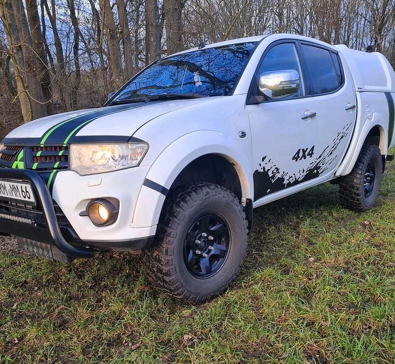 Weiß Gebraucht 2014 Mitsubishi L200 Abholung | 13.500 € (Teuer) - Bild 1/4
