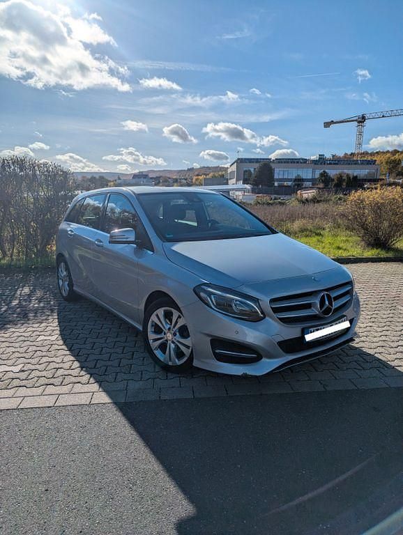 Silber Gebraucht 2015 Mercedes B200 Urban Van / Kleinbus | 13.600 € (Guter Preis) - Bild 1/4