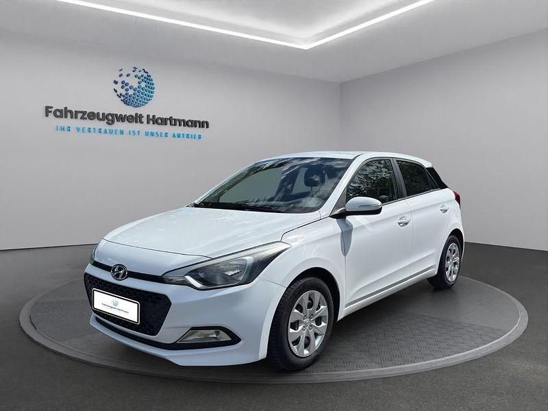 Weiß Gebraucht 2016 Hyundai i20 Limousine | 8.250 € (Fairer Preis) - Bild 1/4