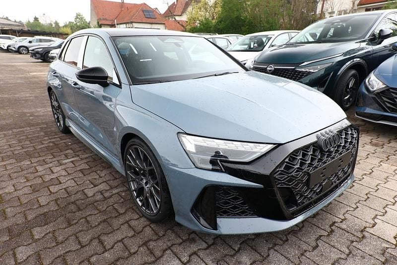 Neu Audi RS3 Ambiente 400 PS (294 kW) 2025 Kemoragrau metallic Limousine