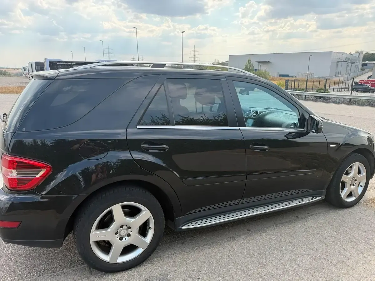 Gebraucht Mercedes ML350 Edition 272 PS (200 kW) 2011 Schwarz SUV