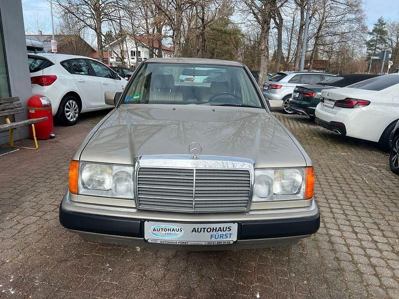 Gebraucht Mercedes E260 160 PS (117 kW) 1990 Silber Limousine