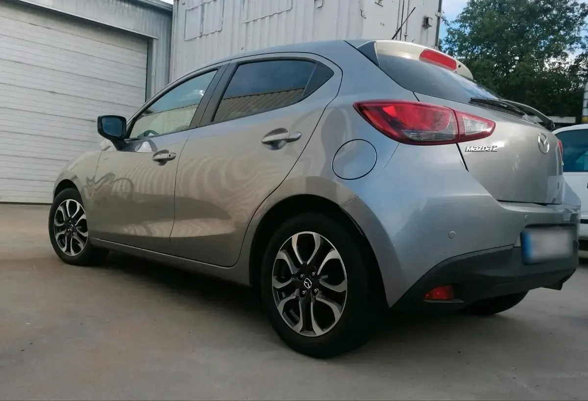 Gebraucht Mazda 2 90 PS (66 kW) 2015 Silber Kleinwagen