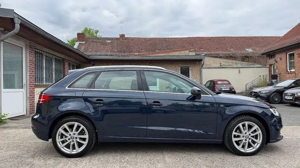 Używany Audi A3 Design 116 KM (85 kW) 2018 Niebieski Sedan/Limuzyna