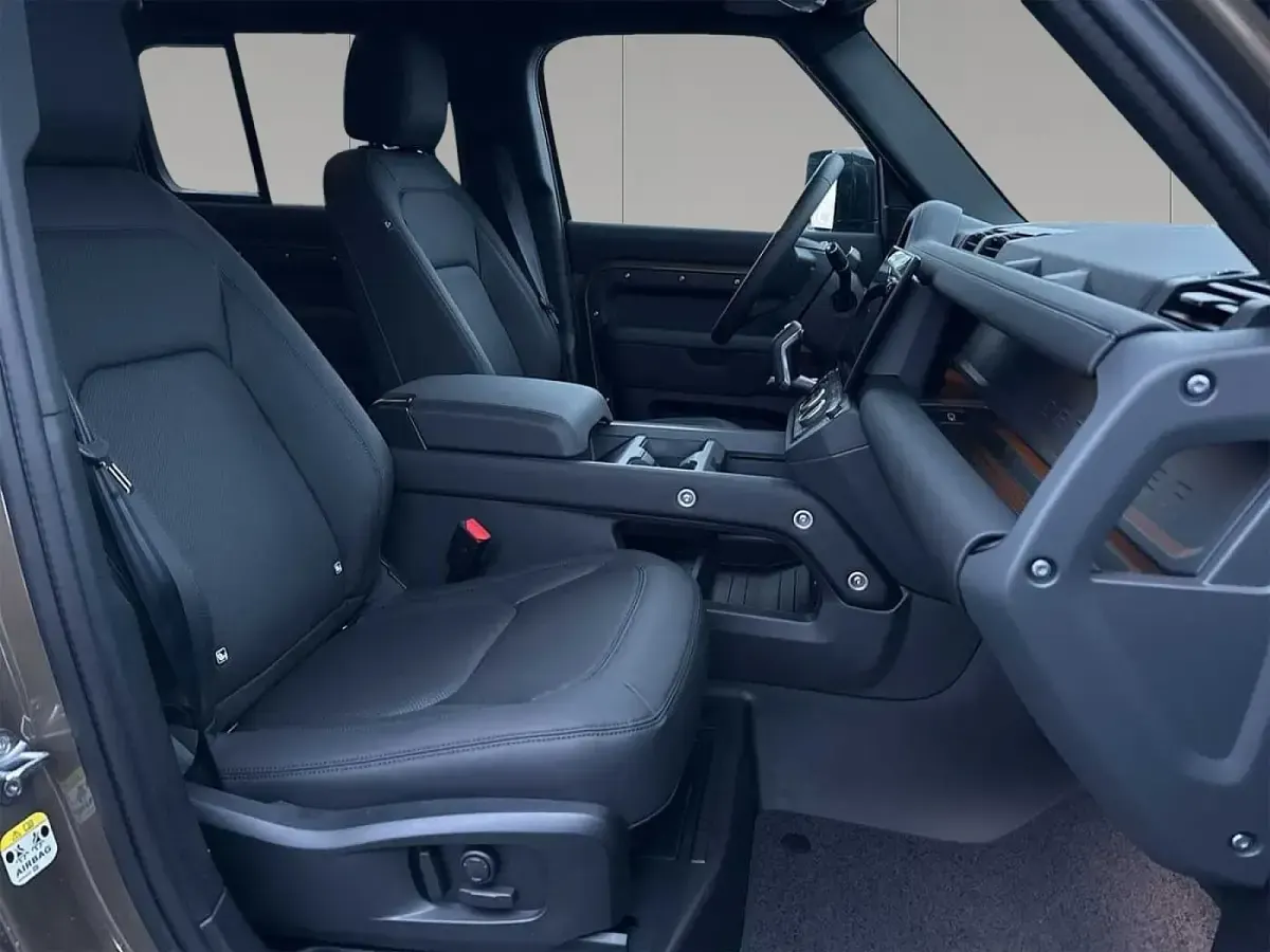 Gebraucht Land Rover Defender SE Dynamic 252 PS (185 kW) 2026 Gondwana stone gloss SUV