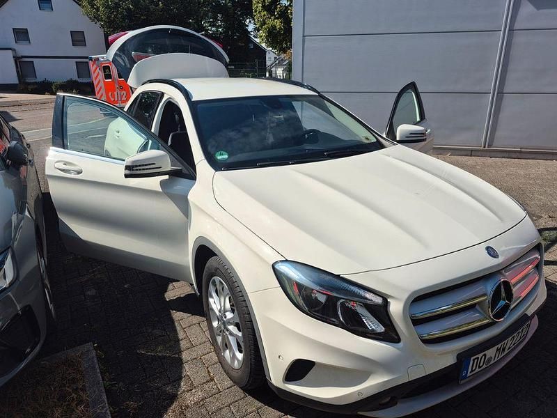 Weiß Gebraucht 2014 Mercedes GLA200 SUV | 11.000 € (Superpreis) - Bild 1/4