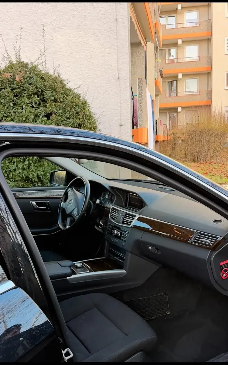 Second-hand Mercedes E250 204 CP (150 kW) 2012 Negru Berlinǎ