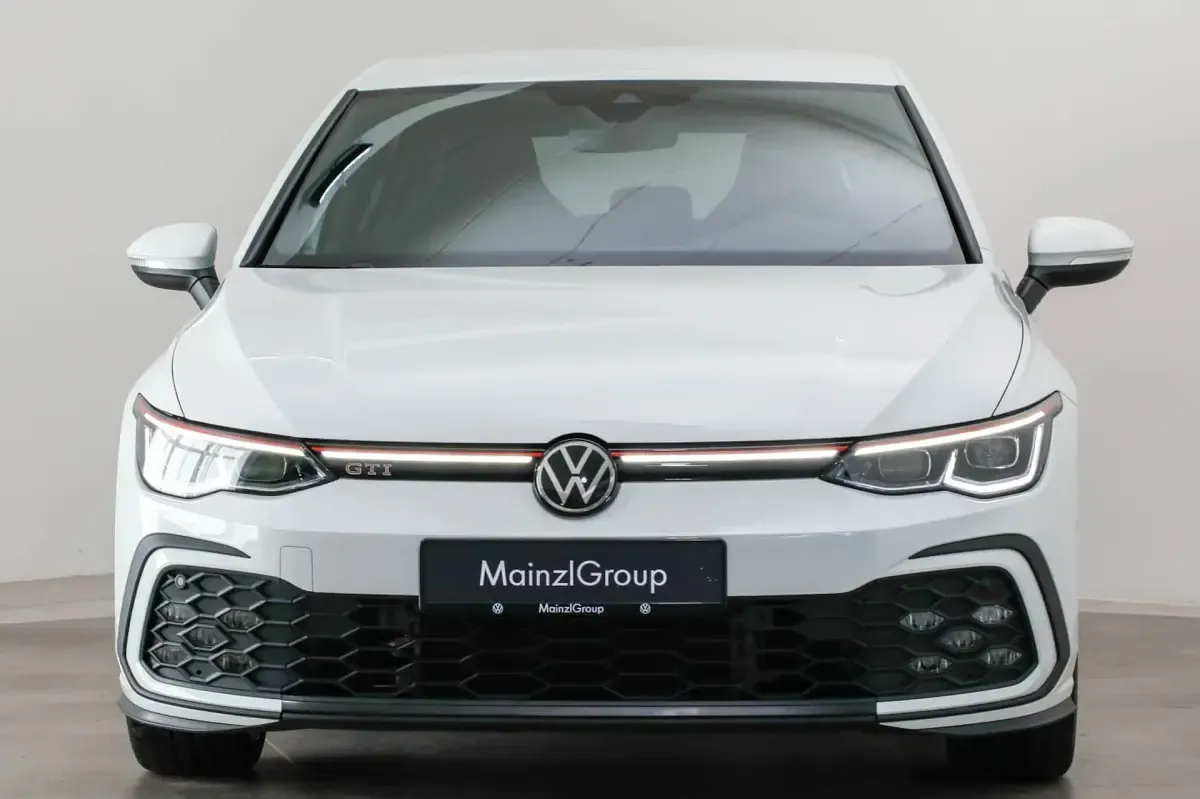 Second-hand VW Golf VIII GTI 245 CP (180 kW) 2023 Alb Berlinǎ