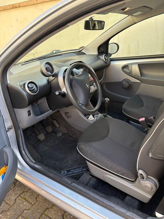 Gebraucht Peugeot 107 68 PS (50 kW) 2009 Silber Kleinwagen