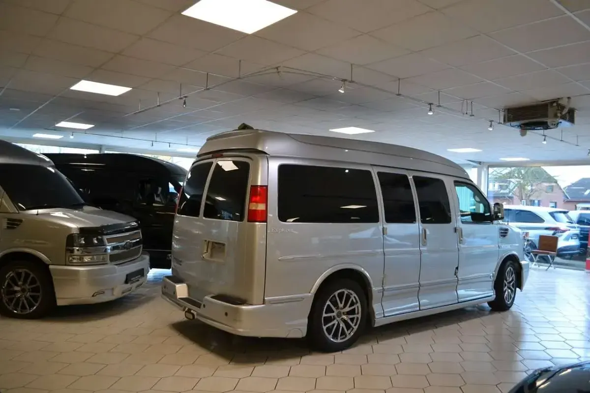 Usado Chevrolet Express 314 CV (230 kW) 2014 Plateado Monovolumen