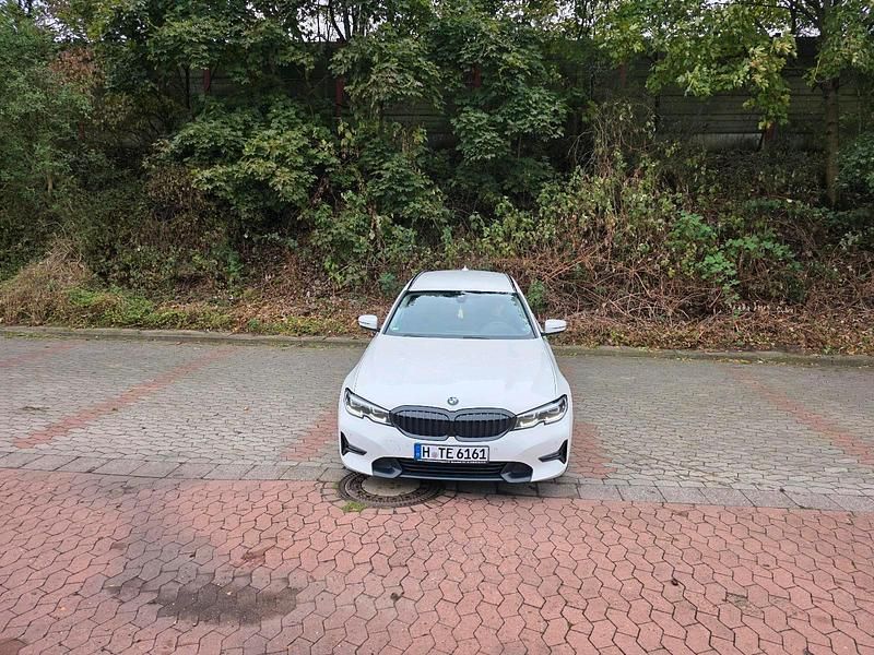 Weiß Gebraucht 2020 BMW 330 M Sport Kombi | 25.500 € (Fairer Preis) - Bild 1/4