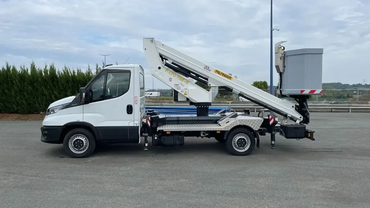Second-hand Iveco Daily 136 CP (100 kW) 2022 Alb Van