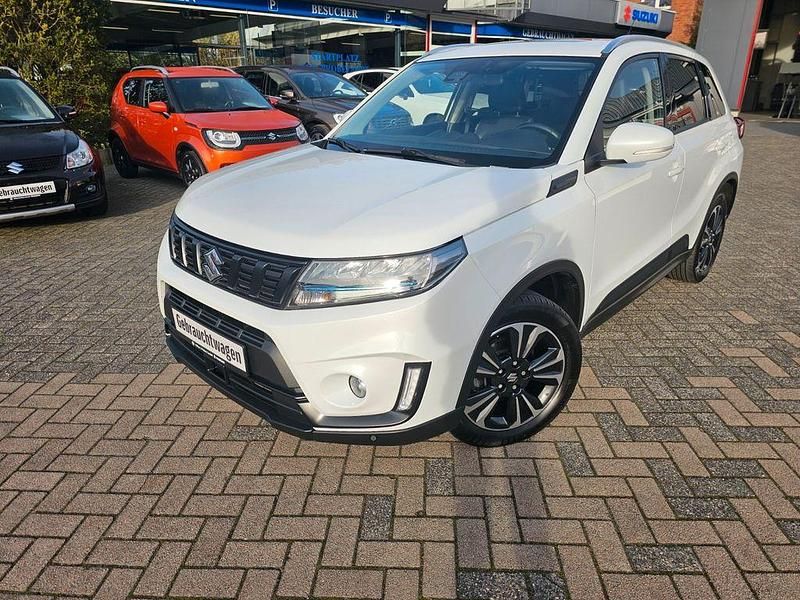 Weiß Gebraucht 2021 Suzuki Vitara Comfort+ SUV | 21.990 € (Etwas zu teuer) - Bild 1/4