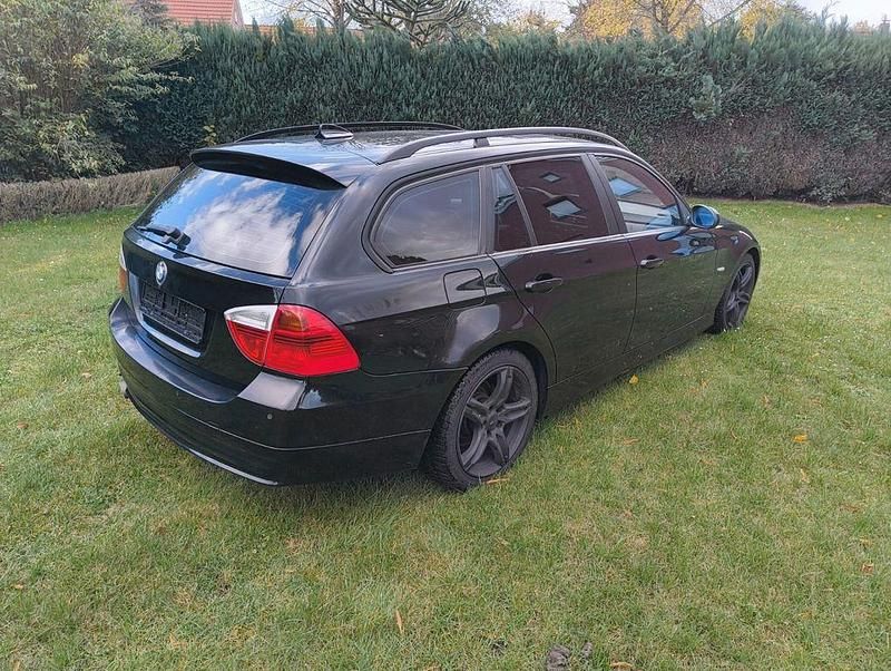 Gebraucht BMW 320 177 PS (130 kW) 2008 Schwarz Kombi