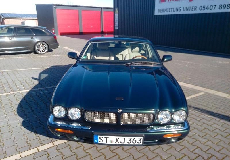 Grün Gebraucht 1999 Jaguar XJR Limousine | 15.500 € (Fairer Preis) - Bild 1/4