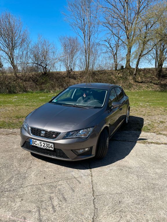 Grau Gebraucht 2015 Seat Leon FR Limousine | 15.999 € (Teuer) - Bild 1/4