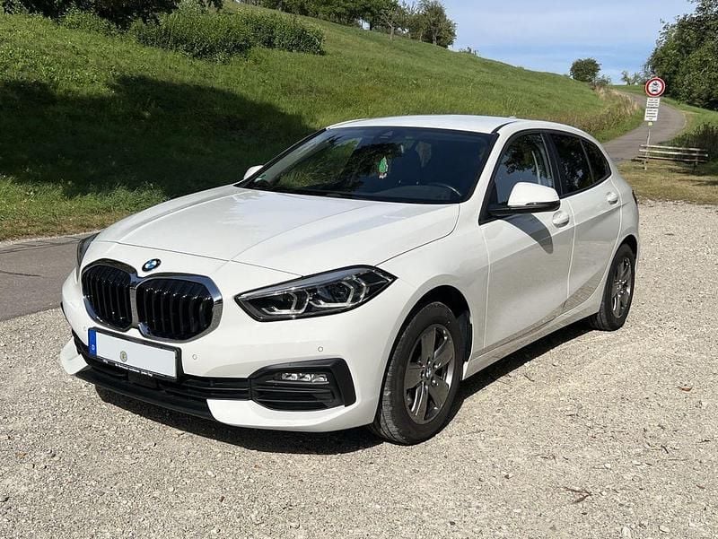 Weiß Gebraucht 2021 BMW 118 Kleinwagen | 19.999 € (Fairer Preis) - Bild 1/4