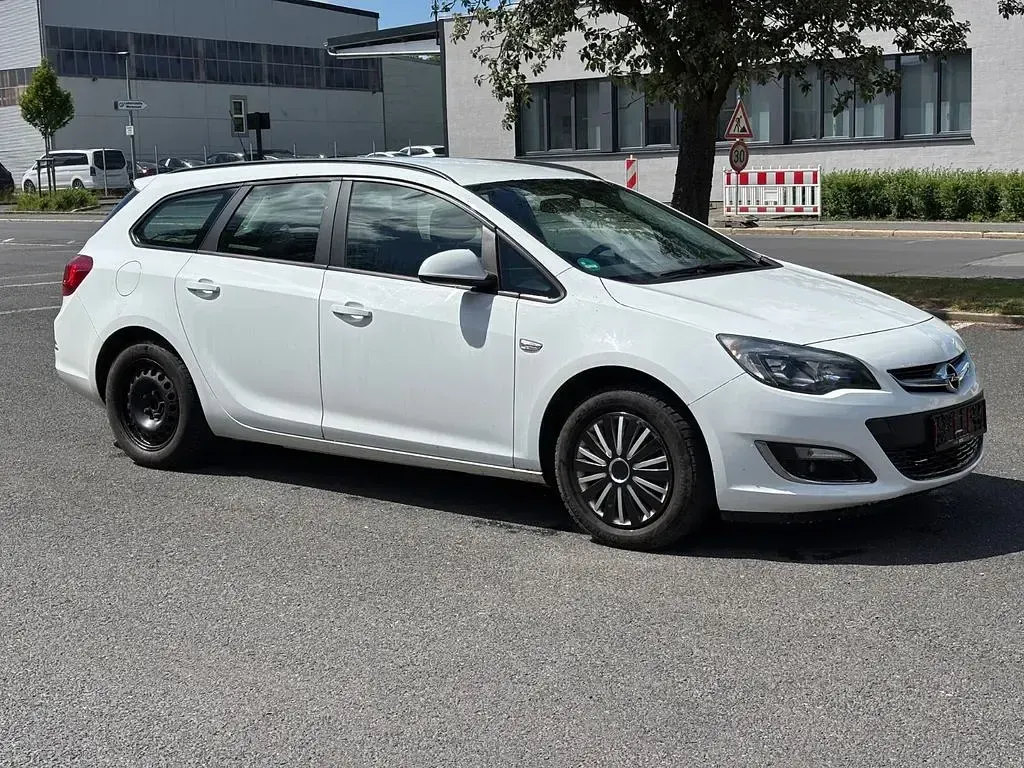 Gebraucht Opel Astra Selection 110 PS (80 kW) 2013 Weiß Kombi
