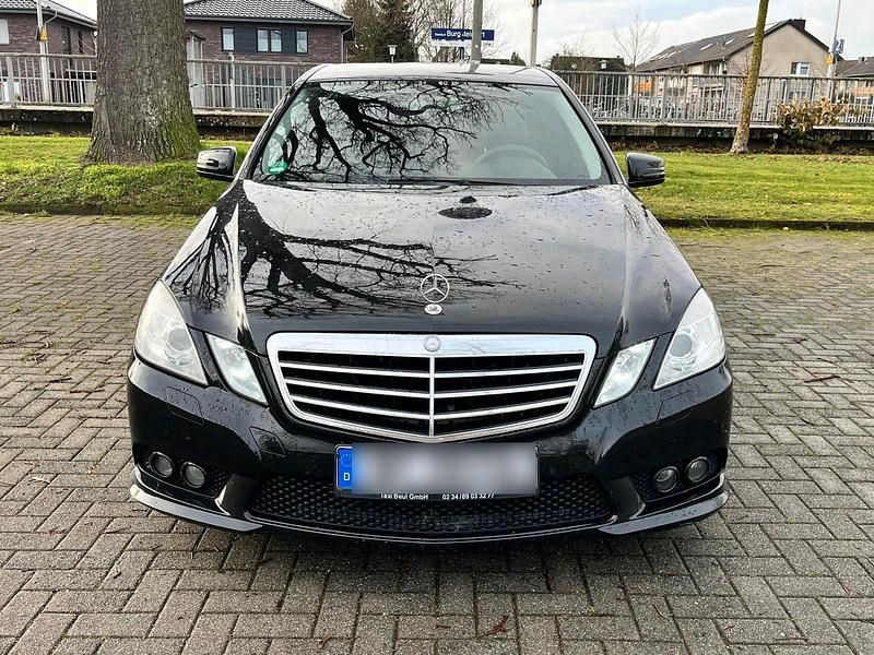 Schwarz Gebraucht 2010 Mercedes E250 AMG Limousine | 8.950 € (Superpreis) - Bild 1/4