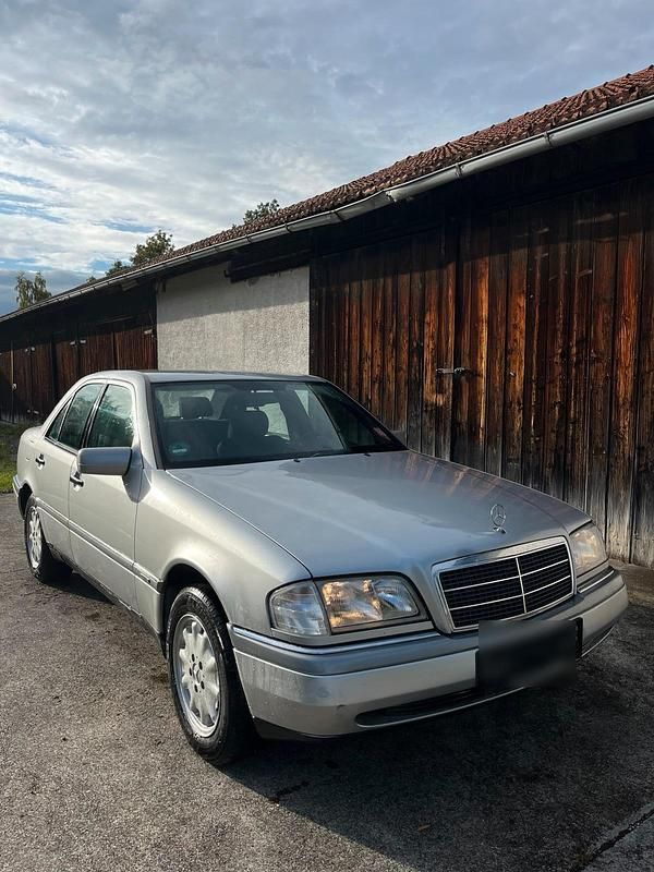 Grau Gebraucht 1997 Mercedes C180 Limousine | 2.750 € (Fairer Preis) - Bild 1/4