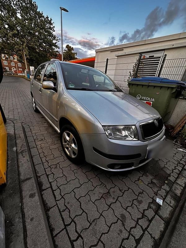 Grau Gebraucht 2005 Skoda Fabia Kleinwagen | 1.299 € (Fairer Preis) - Bild 1/4
