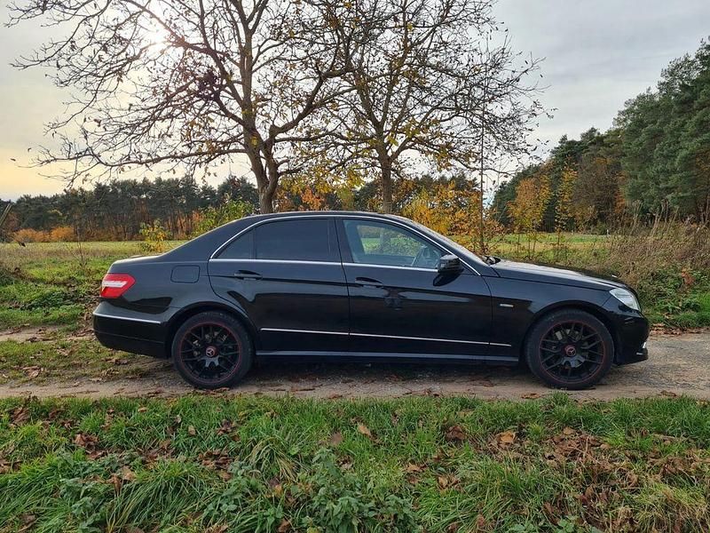 Gebraucht Mercedes E250 Avantgarde 204 PS (150 kW) 2009 Schwarz Limousine