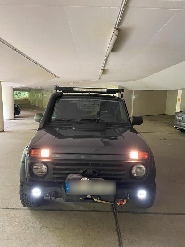 Grau Gebraucht 2021 Lada niva SUV | 22.500 € - Bild 1/4