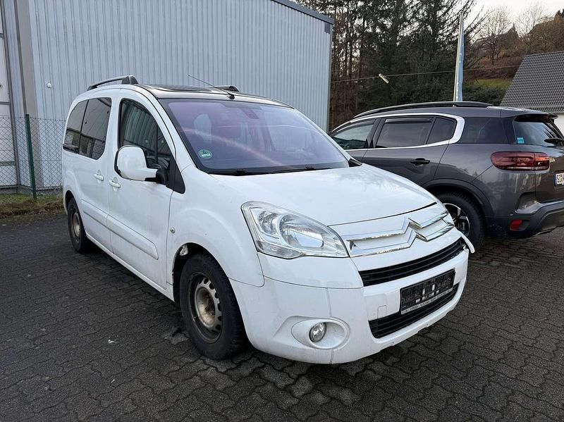 Gebraucht Citroën Berlingo Exclusive 111 PS (81 kW) 2011 Lack weiss banquise/deckende Van / Kleinbus