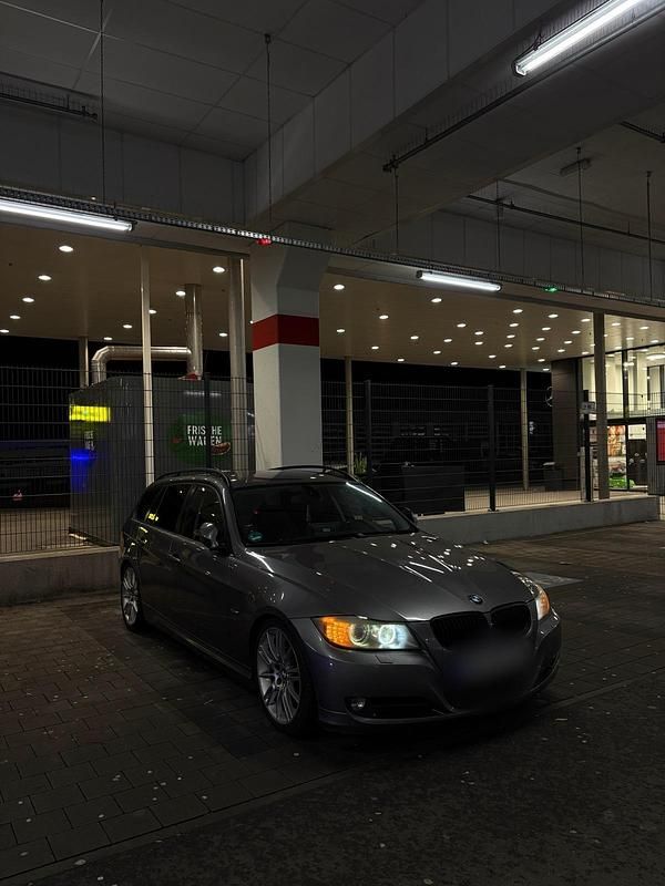Gebraucht BMW 320 177 PS (130 kW) 2009 Grau Kombi