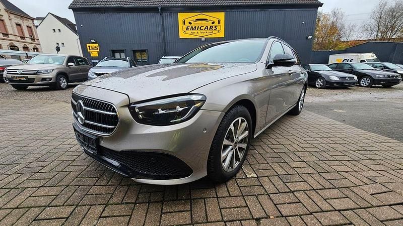 Silber Gebraucht 2021 Mercedes E220 Avantgarde Limousine | 28.990 € (Superpreis) - Bild 1/4