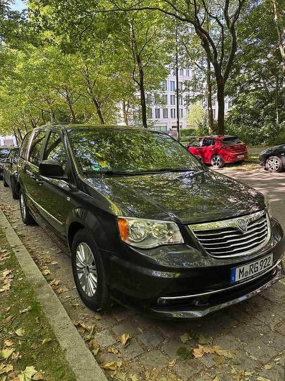 Grau Gebraucht 2012 Lancia Voyager Platinum Van / Kleinbus | 11.790 € (Fairer Preis) - Bild 1/4