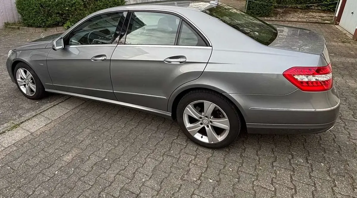Gebraucht Mercedes E220 170 PS (125 kW) 2012 Silber Limousine
