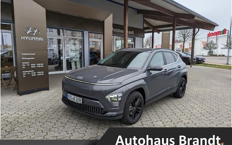 Grau Gebraucht 2023 Hyundai Kona Prime SUV | 38.990 € (Teuer) - Bild 1/4