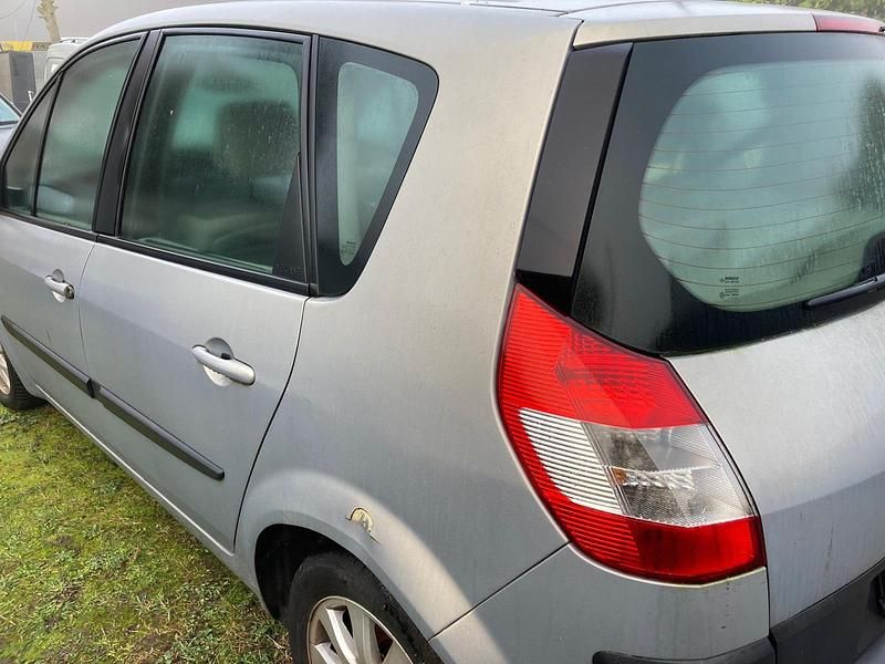 Gebraucht Renault Scénic II 113 PS (83 kW) 2005 Silber Van / Kleinbus
