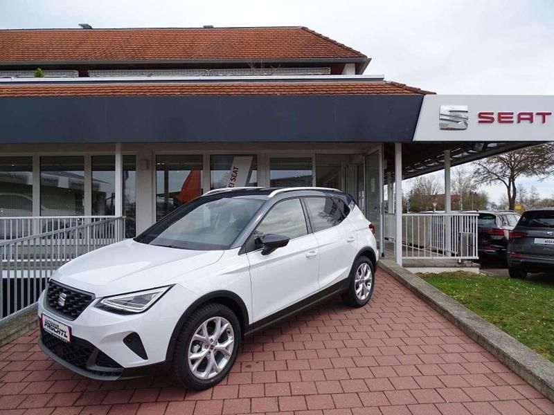 Nevada weiß / dach magnetic grau (metallic) Gebraucht 2024 Seat Arona FR SUV | 25.580 € (Teuer) - Bild 1/4