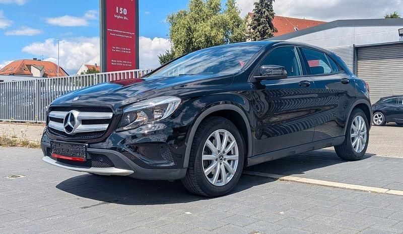 Schwarz Gebraucht 2016 Mercedes GLA200 SUV | 16.999 € (Guter Preis) - Bild 1/4