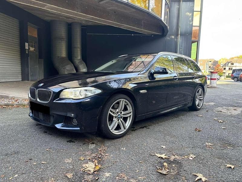 Azuritschwarz metallic Gebraucht 2012 BMW 528 M Sport Kombi | 12.999 € - Bild 1/4
