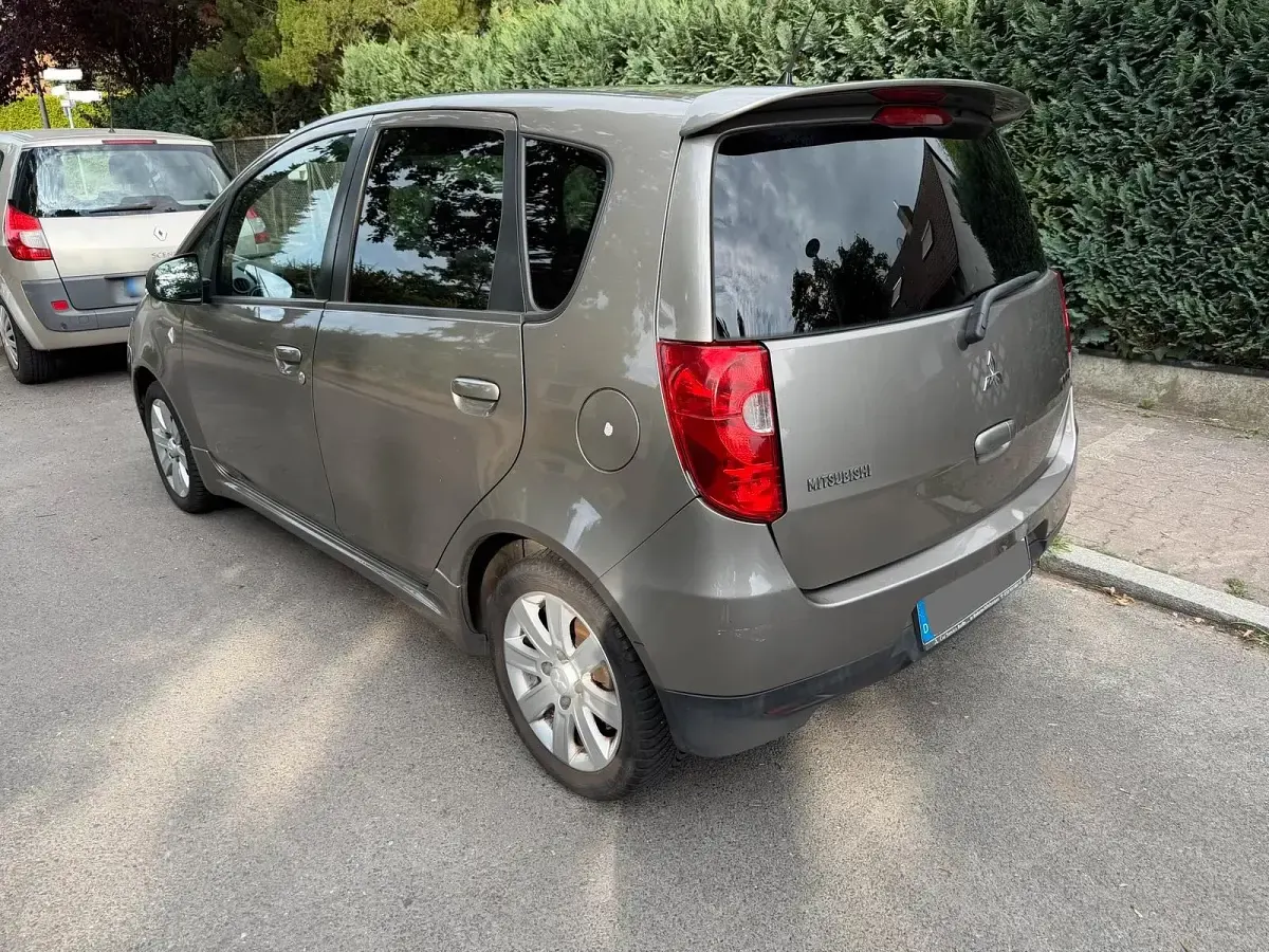 Gebraucht Mitsubishi Colt 95 PS (69 kW) 2011 Grau Kleinwagen