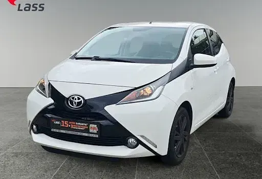Gebraucht Toyota Aygo X-play 69 PS (50 kW) 2016 Weiß Kleinwagen