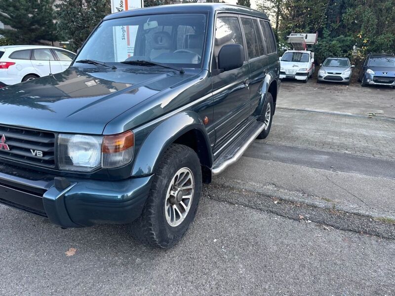 Grün Gebraucht 1993 Mitsubishi Pajero SUV | 12.000 € - Bild 1/4