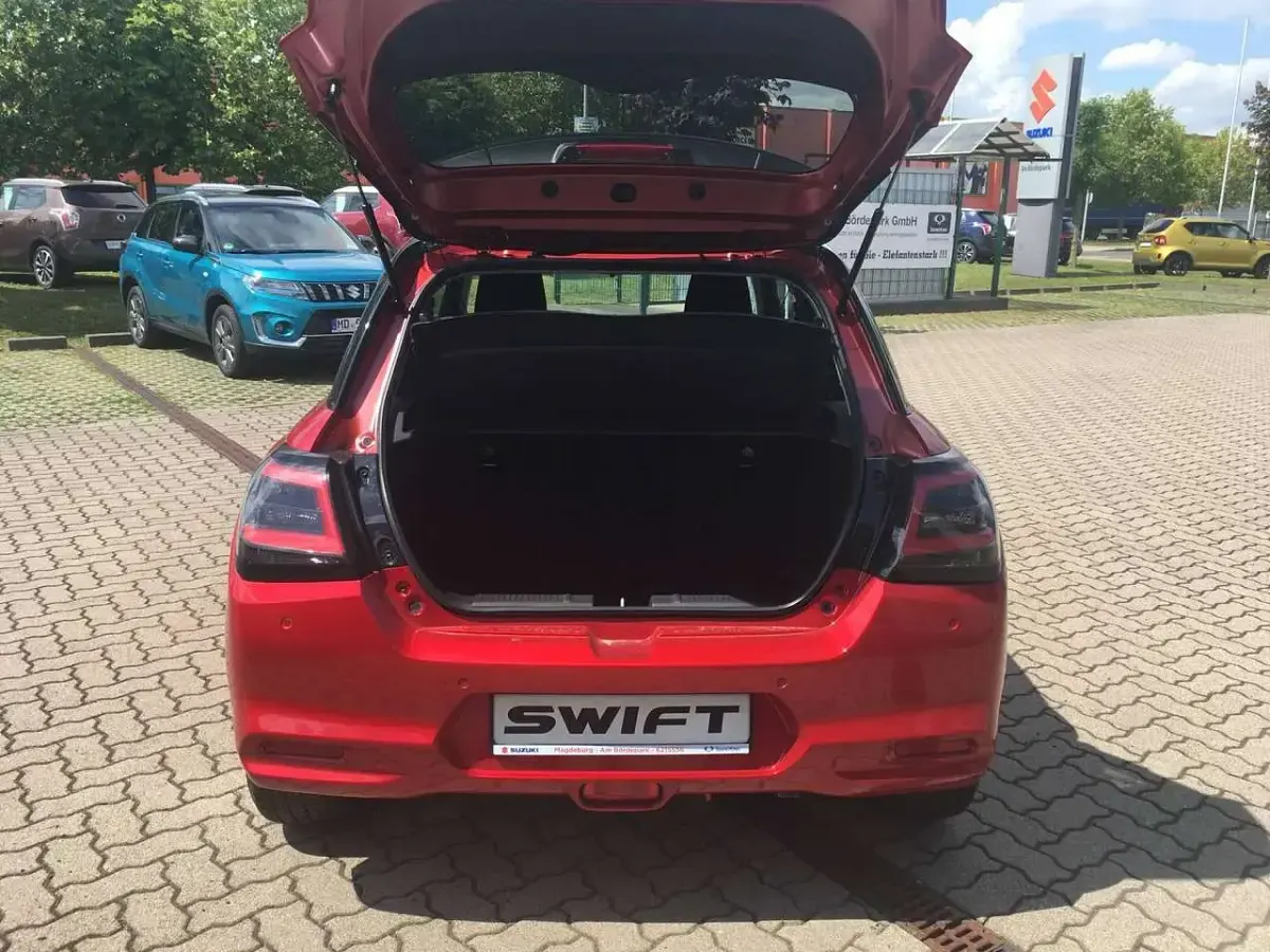 Neu Suzuki Swift Comfort 82 PS (60 kW) 2026 Burning red/super black pearl Kleinwagen