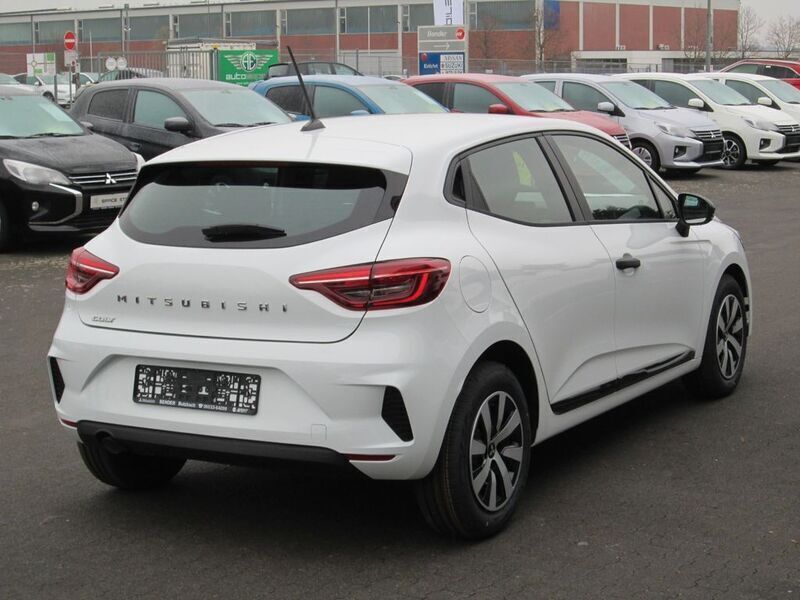 Gebraucht Mitsubishi Colt Basis 67 PS (49 kW) 2024 Weiß Limousine