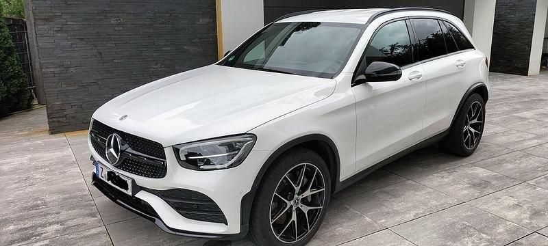 Weiß Gebraucht 2020 Mercedes GLC200 AMG line SUV | 39.500 € (Fairer Preis) - Bild 1/4