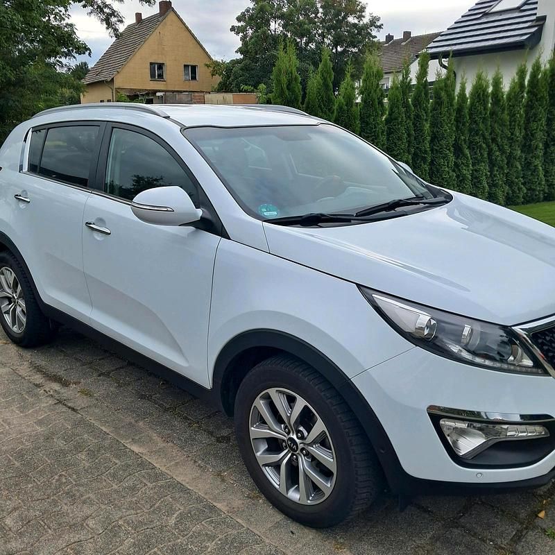 Weiß Gebraucht 2016 Kia Sportage DREAM-TEAM Edition SUV | 13.200 € (Fairer Preis) - Bild 1/4