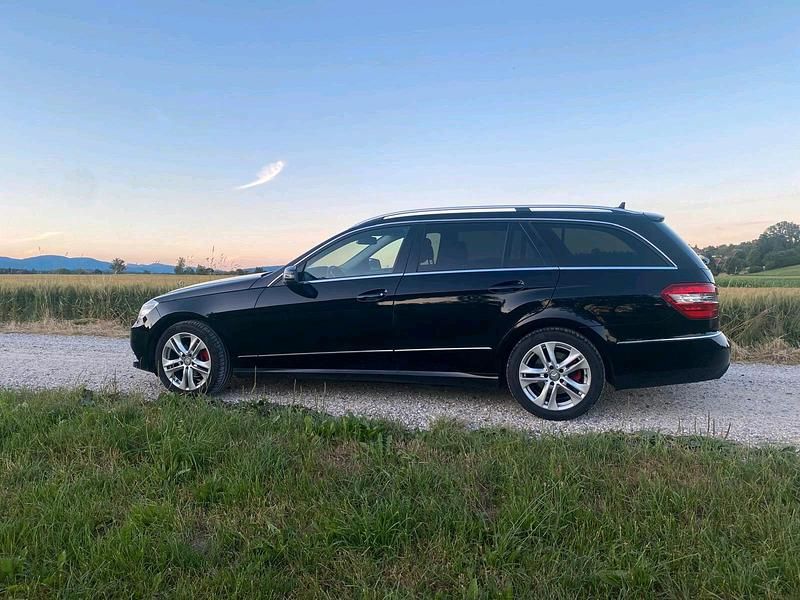 Schwarz Gebraucht 2012 Mercedes 170 Kombi | 8.100 € - Bild 1/4