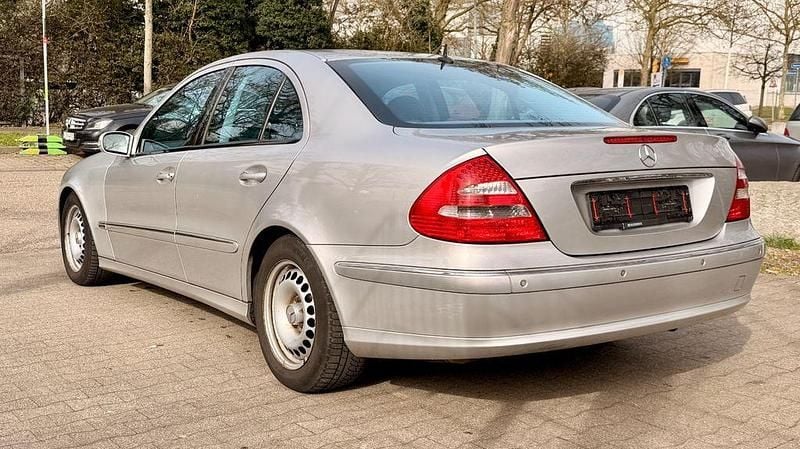 Gebraucht Mercedes E320 Avantgarde 204 PS (150 kW) 2003 Silber Limousine
