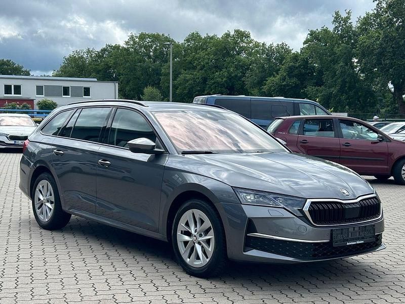 Grau Gebraucht 2024 Skoda Octavia Limousine | 30.980 € (Fairer Preis) - Bild 1/4