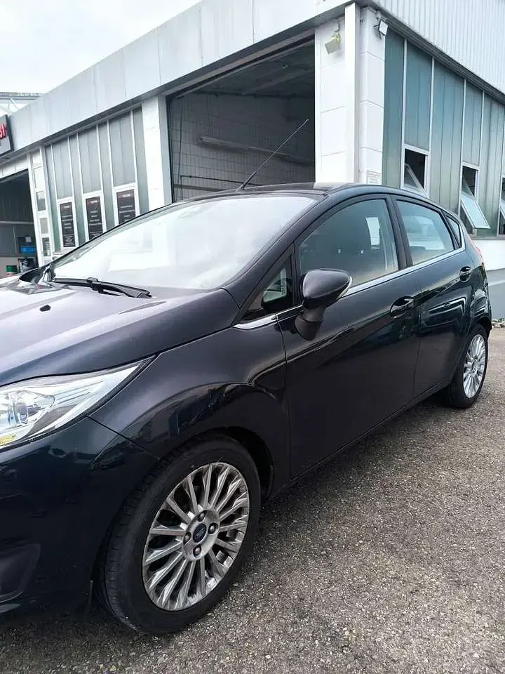 Gebraucht Ford Fiesta Titanium 101 PS (74 kW) 2012 Pantherschwarz metallic Kleinwagen