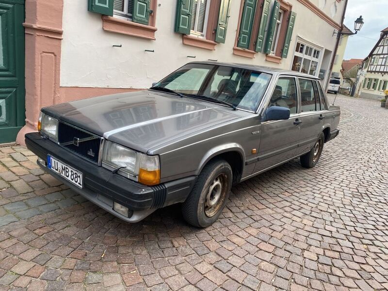 Grau Gebraucht 1987 Volvo 740 Limousine | 1.800 € - Bild 1/4
