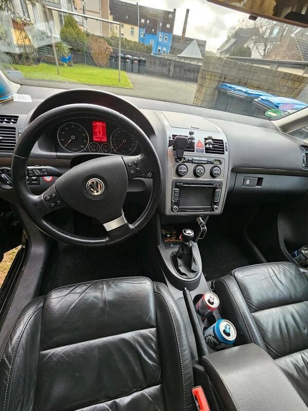 Schwarz Gebraucht 2010 VW Touran Cross Van / Kleinbus | 7.500 € (Fairer Preis) - Bild 1/4
